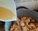 Foto del paso 5 de la receta: Pollo guisado en salsa cremosa de ajo