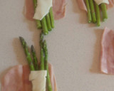 Foto del paso 2 de la receta: Espárragos trigueros con jamón y queso