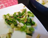 Foto del paso 2 de la receta Tortilla de bacalao y ajos tiernos
