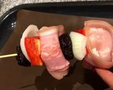 Foto del paso 2 de la receta: Brochette de pollo envuelto en panceta con cebolla, morrón y ciruela seca
