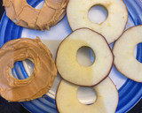 Foto del paso 2 de la receta: Rebanadas de manzana con mantequilla de cacahuate