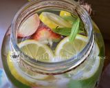 Une image de l'étape 1 de Flavored water, peach and verbena lemon grass : eau parfumée naturelle à la pêche et verveine citron.
