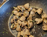 Foto del paso 6 de la receta: Solomillo en salsa con champiñones, puré de patata y compota de pera