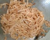 Foto langkah ke 6 dari resep Pad Thai With King Prawns.