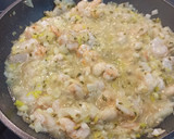 Foto del paso 1 de la receta: Salteado de gambitas 🦐 con merluza a la plancha🐟