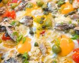 Édesköményes-szardíniás shakshuka főtt rizzsel recept fázis 6 fotója