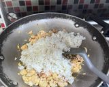 Foto langkah ke 3 dari resep Nasi Goreng Salmon.