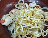 Gambar langkah 3 resipi Telur dadar taugeh.