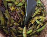 Foto del paso 5 de la receta: Edamames enchilados 🫛 Vainas de soja verde con chile jalapeño 🌶️ y sal al Malbec 🍷