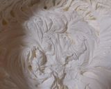 Fehércsokis -feketeribizlis torta recept fázis 5 fotója