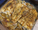 Foto del paso 2 de la receta: Bacalao al kamel al horno con patatas panaderas, calabacín y puerro