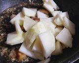 Hình bước làm 2 của món Su hào xào thịt ba rọi tóp mỡ
