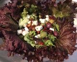 Une image de l'étape 11 de Salade de batavia rouge aux tomates séchées,olives multicolores et feta grecque.