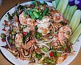 รูปขั้นตอนการทำที่ 7 ของ ยำขนมจีน ปลาทู หมูยอ กุ้งสุก