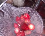 Foto del paso 2 de la receta: Heladitos de frutillas al agua en vasitos de plástico 🍦🍓