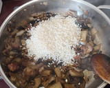 Foto del paso 4 de la receta: Arroz al horno con trompetas y torreznos