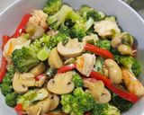 Foto langkah ke 4 dari resep Tumis Brokoli Udang Jamur.