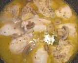 Foto del paso 4 de la receta: Pollo en salsa con patatas y champiñones