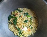 Foto langkah ke 7 dari resep Seblak Makaroni Sawi Hijau Plus Telur.
