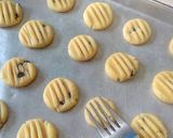 Foto langkah ke 4 dari resep Chocochip Sweet Cookies manis renyah.