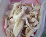 รูปขั้นตอนการทำที่ 2 ของ ผัดมันแกวทวิเห็ด Yam bean fried with 2 types of mushrooms