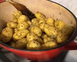 Une image de l'étape 6 de Pommes grenailles rôties en cocotte à l'ail, oignon de roscoff et herbes de Provence.