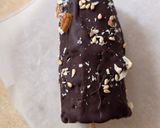 Foto del paso 5 de la receta: Chocobanana helada 🍌 🍫 Heladito saludable de banana, chocolate 85 % cacao, con almendras y sésamo