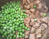 Tejszínes zöldborsós sertéscomb 🍖🍃 recept fázis 3 fotója