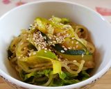 Foto del passaggio 4 della ricetta Spaghetti di konjac con verza e spezie