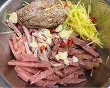 Hình bước làm 1 của món Tré trộn xoài xanh