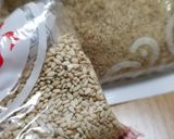 A picture of step 1 of Goma-ae(Sesame Dressing).