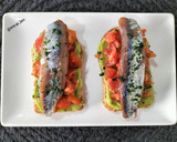 Foto del paso 4 de la receta: Tostada de sardina ahumada con guacamole y tomate