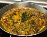 Foto del paso 6 de la receta: Arroz campero de pollo,boletus, trigueros y ajetes con trufa