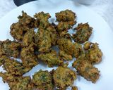 A picture of step 3 of Potato and onion and spinach pakora.