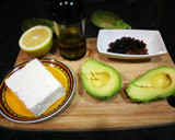 Foto del paso 2 de la receta: Desayuno de aguacate, queso griego y frutos secos