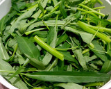Foto langkah ke 1 dari resep Tumis Kangkung Saos Tiram.