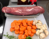 Foto del paso 3 de la receta: Solomillo de cerdo en salsa con su guarnición de zanahoria, manzana asada y cebolla caramelizada