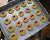 Foto langkah ke 2 dari resep Kukis Masker (The Mask Cookies of 2020).