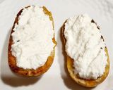 Foto del paso 3 de la receta: Tostadas con mermelada de naranja, requesón y miel de flores