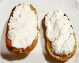 Foto del paso 3 de la receta: Tostadas con mermelada de naranja, requesón y miel de flores