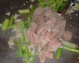 รูปขั้นตอนการทำที่ 4 ของ ผัดคะน้าหมูยอไก่