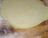 A picture of step 1 of How to use meat pie cutter.