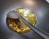 Foto del passaggio 2 della ricetta Risotto alle pesche gialle e parmigiano reggiano