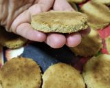 Foto del paso 4 de la receta: Alfajores veganos con dulce de dátiles y coco rallado :)