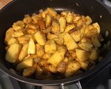Une image de l'étape 6 de Pommes de terre à la tomate, coriandre et épices.