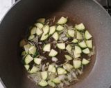 Foto del passaggio 3 della ricetta Risotto con zucchine, piselli e zafferano 🥒🫛💛
