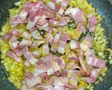Foto del paso 3 de la receta: Tallarines cortos de calabaza con piñones y bacon