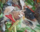 Foto langkah ke 4 dari resep Mangut Ikan Tongkol tomat hijau.