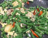 Gambar langkah 3 resipi Sayur Goreng Kacang Panjang & Telur.