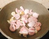 Hình bước làm 2 của món Dồi Trường Xào Cải Chua